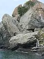 柱状節理が目立つ周囲の岩塊