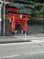 「現在の稲荷社は二段の石垣で赤塗りの四つの鳥居と赤い欄干を持つ立派なものになっているが、あのころは一本の狭い石段の上の小さな祠であった」「母は私を背負い、危なっかしい急な石段を踏んでは油揚げを供えた」
