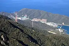 立石岬の南側の入り江にある日本原子力発電敦賀発電所