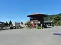 駅前広場には展望施設を備えた土産物屋があった(解体後の現在は駅舎が建っている)。