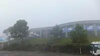 駐車場から見た建物