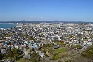現代の大字館山一帯(2016年撮影)城山公園(館山城)から北北東方向を撮影したもので、写真左手前に館山神社があり、左奥に館山湾が見える。館山駅などが存在する旧北条町の中心部は、左寄り奥にあたる。右寄り奥に見える紅白の鉄塔はNTTのもので、汐入川右岸、大字長須賀(旧北条町域の南部)にある。