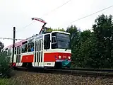 車体の一部を登場時の塗装に復元した車両（2017年撮影）