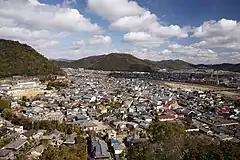 白鷺山から城下町を俯瞰。左端が鶏籠山、その麓に龍野城跡。