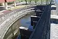 下流側