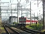 連絡線を走行し西田原本駅へ向かう回送列車。
