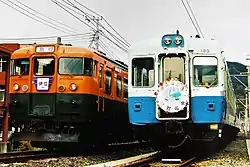 当線開業40周年を記念して1日だけリバイバル運転された165系急行「伊豆」と祝賀ヘッドマークを取り付けた伊豆急行クモハ103(2001年12月9日 伊豆急下田駅)