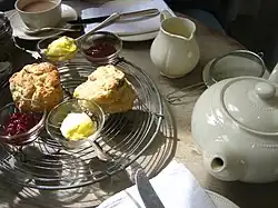 紅茶とスコーン