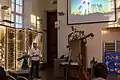 西翼展示室における講義の模様。