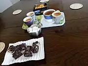 ナッツチョコとクッキー、飲み物はカフェ派も紅茶派も(フランス、グラディニャン)
