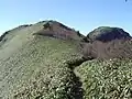 頂上ラインと右に筒上山
