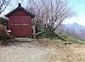 頂上の祠と右に石鎚山
