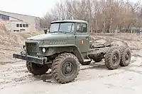 トラクタートラック型のウラル-375S