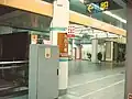 1番線ホームとコンコース