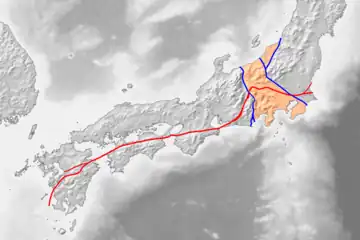 西南日本と東北日本の間に位置する地溝帯、フォッサマグナ(橙)。
