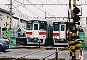 切替工事のため臨時停車している特急列車