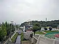 手側山と麓にあるひめじ手柄山遊園