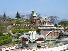 スリラー塔。手前は水族館