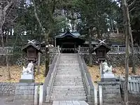参道と拝殿拝殿は市指定文化財。