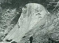 1955年（昭和30年）頃。天狗の岩の右側に階段があり、頂部の天狗の湯に入浴が可能であった。