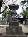 石燈籠（左）（2016年4月10日撮影）