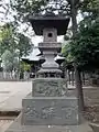 石燈籠（右）（2016年4月10日撮影）