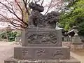 狛犬（左）（2016年4月10日撮影）
