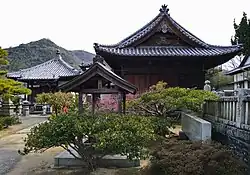 大師堂と本堂（右）