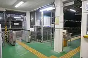 JR線乗り換え改札（左）と改札口（右）（2023年4月）