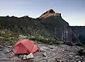 タスマニアの大自然のen:Mount Anne付近で軽量テントを張ってのキャンピング