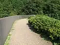 西側から見た遊歩道