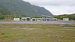 空港ターミナルビルと滑走路