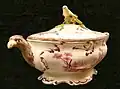 1760年代に製造された、ニーデルヴィレー陶器のテリーヌ皿。本体はピンク色の色合いで描かれ、猛禽類の頭部で飾られている