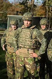 ボディーアーマーを着用したオランダ軍兵士(左)と、チリ軍兵士(右)。ボディアーマーは使用目的によってさまざまな種類がある。