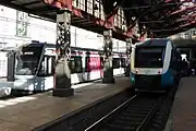 アリーヴァの旅客列車（右）と並ぶ試運転中のライトレール（左）（2017年撮影）