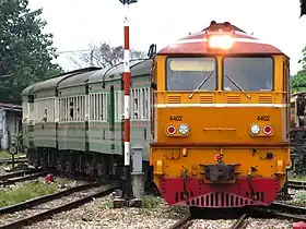 旧塗装のまま灯火類がLED化された4402号機ハートヤイ(ハジャイ)駅にて