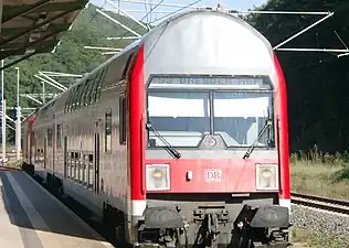 ターラント駅で停車するS3列車(2005年、1990年代製造の二階建客車)