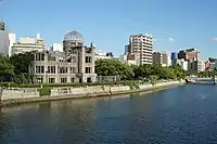 相生橋から撮影。写真右側の元安橋の奥に移転した”かなわ”が見える。