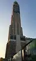 下から望む