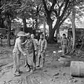 捕虜となった日本兵を身体検査する英国兵 (1945-7-30)