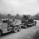 イタリア戦線で、ビショップ自走砲を積載するイギリス軍のM19（1943年）