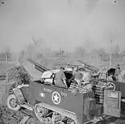 イタリアで間接射撃による火力支援を行っているイギリス軍所属のM3 GMC1945年2月18日撮影