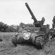 ノルマンディー戦における第987野戦砲兵大隊所属のM12。砲に防盾が装備されている。(1944年7月10日、バイユー近郊での撮影)