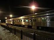 夜のカナディアン号。左側最後尾の車両が展望ドーム車の「パーク・カー」