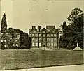 1897年の宮殿の写真。（左）1804年にジョージが収容された旧召使い棟の廃墟。（右）トンピオン日時計の本来の設置場所。