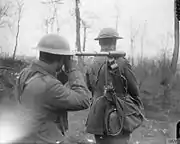 1918年。仲間の肩を借りてそこに先端側(対物レンズ側)を乗せるようにして望遠鏡を使う兵士。