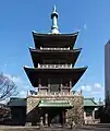 慰霊堂の施設である三重塔