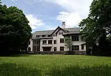 細川侯爵家の邸宅だった洋館。チューダー様式を基調として、卍崩しやサラセン風のデザインも取り入れられた昭和初期の代表的な華族邸宅である。現在は和敬塾本館となっている(東京都文京区目白台)。