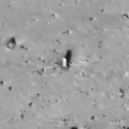 平原に立つ「火星のモノリス」
