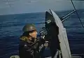船舶に防空装備として搭載されたオチキスMark Iを構えるイギリス水兵。1942年